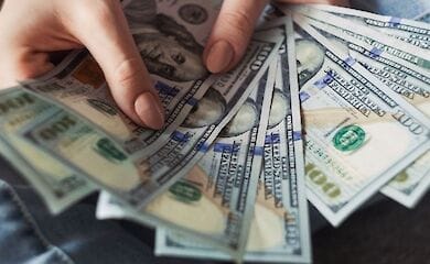 У столиці співробітниця банку привласнила 60 000 доларів клієнта