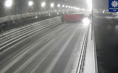 На Южном мосту в Киеве занесло грузовик