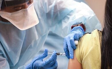 В Беларуси начали вакцинировать медиков российской вакциной