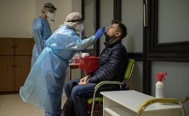 В большинстве случаев период "заразности" составляет восемь-девять дней