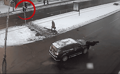 В Киеве на переходе автомобиль сбил человека