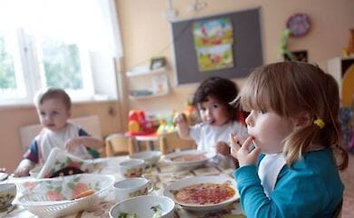 В Киеве родителям предстоит оплачивать часть школьных завтраков