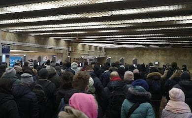 Из-за сбоя в работе турникетов на метро Героев Днепра образовалась огромная очередь