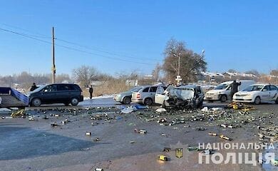 Під Києвом легковик влетів у фуру, є загиблі