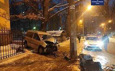 В Киеве в Святошинском районе пьяный водитель врезался столб