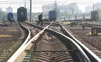 Підлітка вдарило струмом, коли той заліз на дах вагона