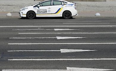 Вдень на парковці біля торгового центру троє невідомих силою затягли в автомобіль місцевого жителя