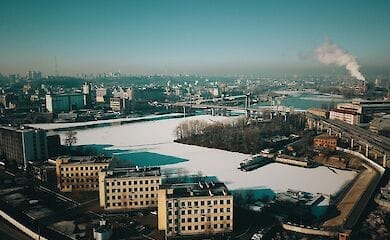 В одному зі столичних будинків вирішили боротися з тими, хто ходить під будинок справляти нужду