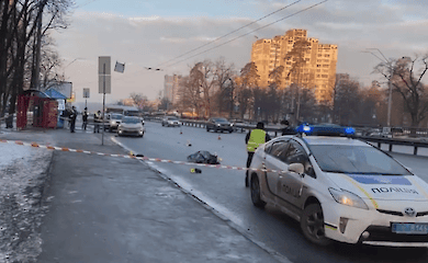 На проспекте Победы автомобиль снес женщину