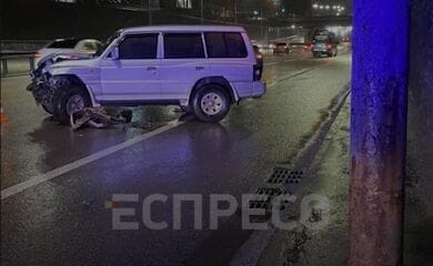 У Києві на проспекті Перемоги позашляховик влетів у відбійник