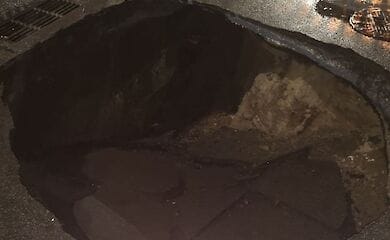 В Киеве на тротуаре образовался трехметровый обвал
