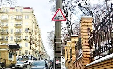 В столице впервые установили знак, сообщающий о смене дорожного покрытия