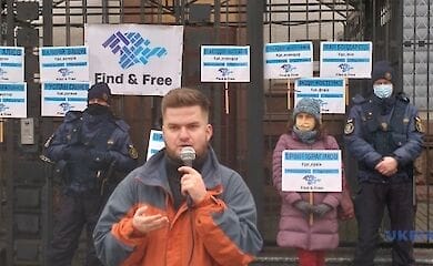 Активисты КримSOS провели традиционную акцию под посольством РФ