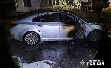 У містечку під Києвом спалили авто колишнього мера