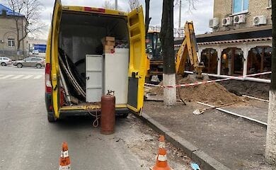 В центре Киева ограничено движение из-за провала дороги