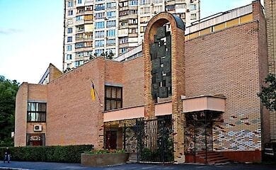 В Национальную библиотеку Украины для детей в Киеве закупили книгу о двух принцессах-лесбиянках