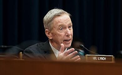 Конгрессмен - демократ, от штата Массачусетс заразился COVID-19 уже после прививки