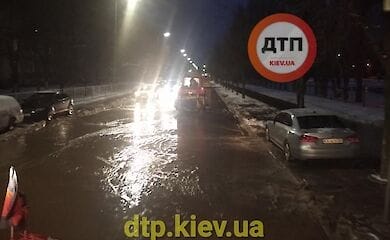 В Киеве на Борщаговке из-за порыва водопровода на одной из улиц образовался каток