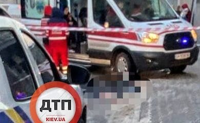 В Голосеевском районе девочка-подросток выпала с балкона