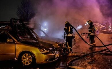 В Киеве на Троещине в одном из дворов сгорели четыре автомобиля