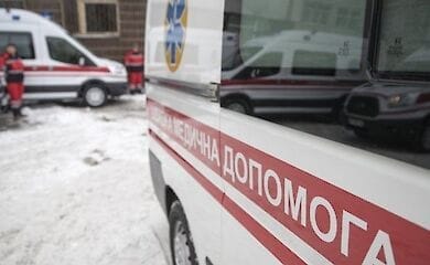 На Троещине человек выпал из окна: погиб мгновенно