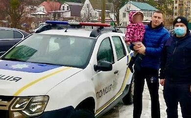 Под Киевом маленькая девочка во взрослых тапках гуляла вблизи лесопосадки