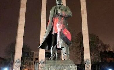 Во Львове облили краской памятник
