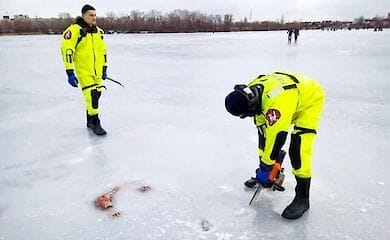 В Киеве спасатели доставали вмерзшее в лед тело бензопилой