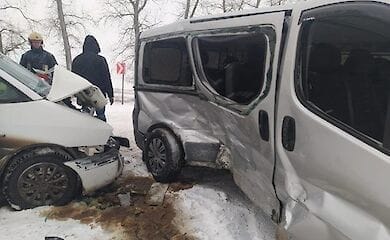 В Тернопольской области водитель Opel не справился с управлением на неочищенной дороге и въехал в минибус