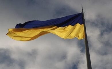 Самый большой флаг Украины приспустили в связи с непогодой