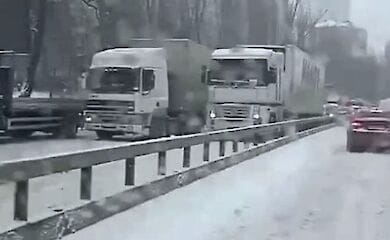 В Киеве сотни пассажиров стоят в огромных очередях