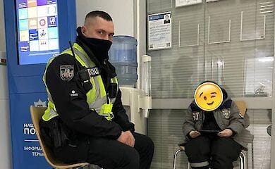У Києві поліцейські доглядали за хлопчиком, мама якого потрапила в лікарню