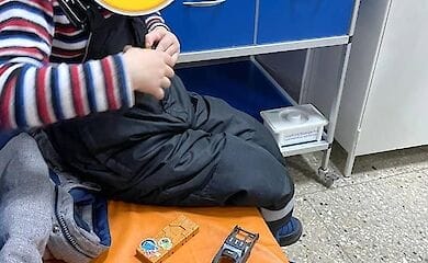 В Киеве полицейские присматривали за ребенком, мама которого попала в больницу