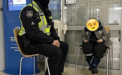 В Киеве полицейские присматривали за ребенком, мама которого попала в больницу