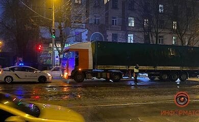 В Днепре фура переехала женщину