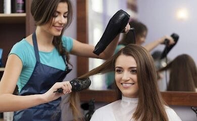 В Киеве для женщин в сложных жизненных ситуациях открыли парикмахерские курсы