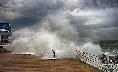 На узбережжі через наближення шторму оголошено II рівень небезпеки