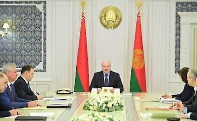 Лукашенко закликав переходити на кнопкові телефони, так як "за смартфонами - стежать"