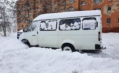 Под Ровно пьяный водитель перевозил школьников в автобусе и влетел в сугроб 