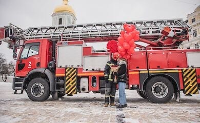 Пожарный в центре Киева сделал своей возлюбленной предложение
