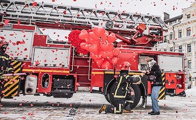 Пожарный в центре Киева сделал своей возлюбленной предложение