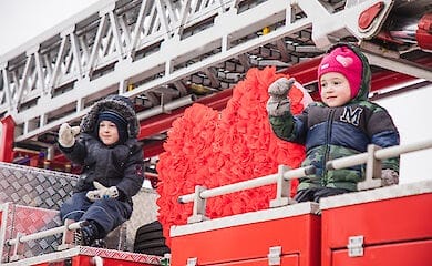 Пожарный в центре Киева сделал своей возлюбленной предложение