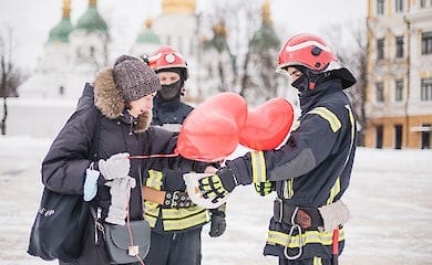 Пожарный в центре Киева сделал своей возлюбленной предложение