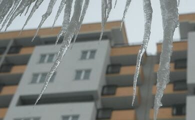 Двое людей у Києві постраждали від падіння бурульок