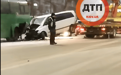 ДТП в Голосіївському районі: маршрутка врізалася в автобус