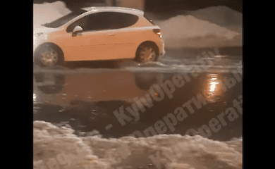 На столичних Позняках вулицю затопило окропом