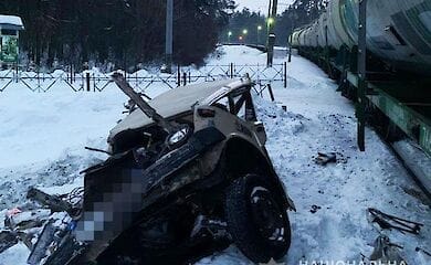 Поезд раздавил авто с людьми: подробности трагедии