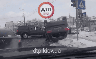 В Киеве ДТП с перекидыванием авто