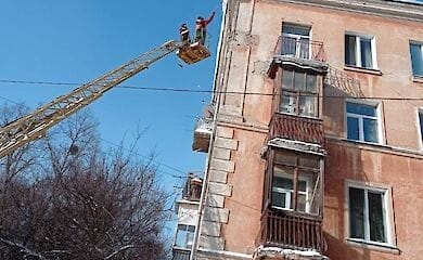 В Киеве снимают сосульки с крыш