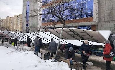 Біля столичної станції метро впав навіс